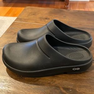 Oofos clogs - like new